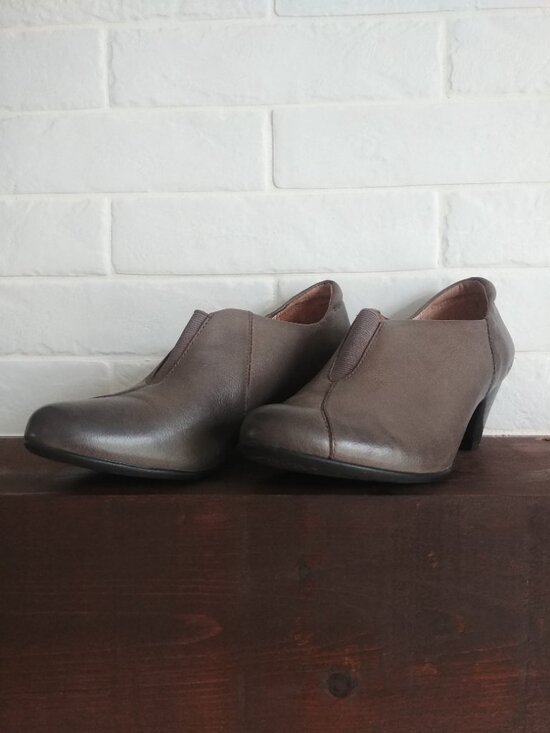 Taos Footwear Shoes - Taos taupe leather grey/brown ankle boots booties shoes low heel size 7
